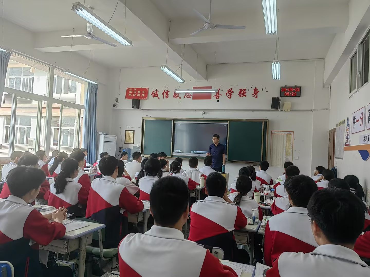 回龙中学招生宣传-1.jpg
